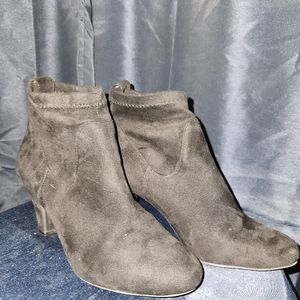 BCBGENERATION WOMEN'S BLACK SUEDE AKNLE BOOTIES